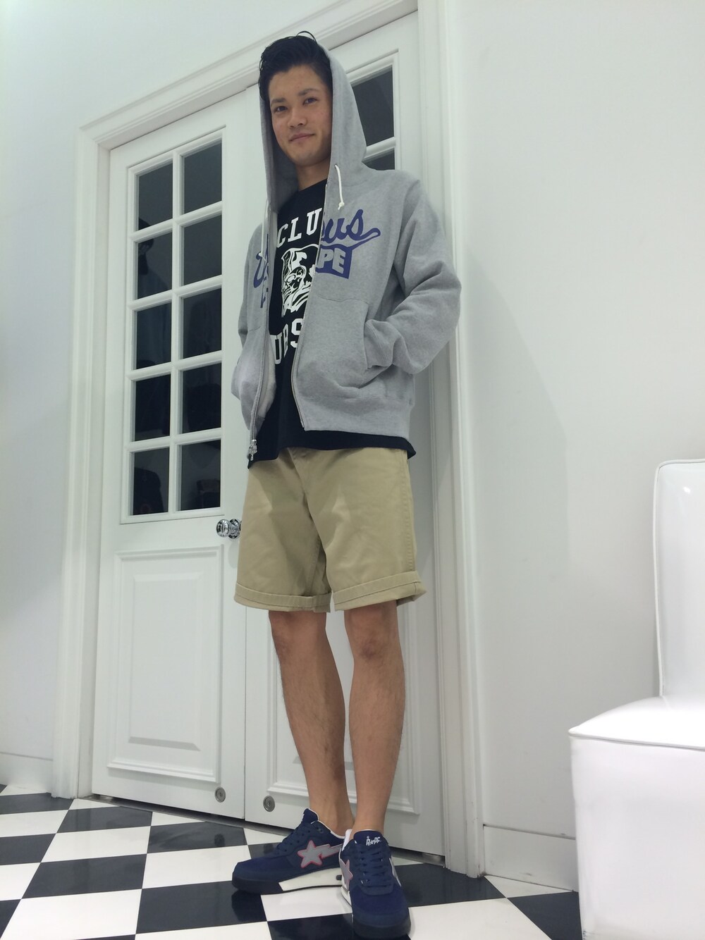「スニーカー、シンプル、夏、パーカー、ショートパンツ、Tシャツ、A BATHING APE、ショーツスタイル、膝上ショーツ、梅雨」｜「A BATHING APEのURSUS TEE #2（Tシャツ/カットソー、ブラック系）」を使った、児玉 洋介さん（メンズ・176cm）の夏コーディネートの1枚目の写真