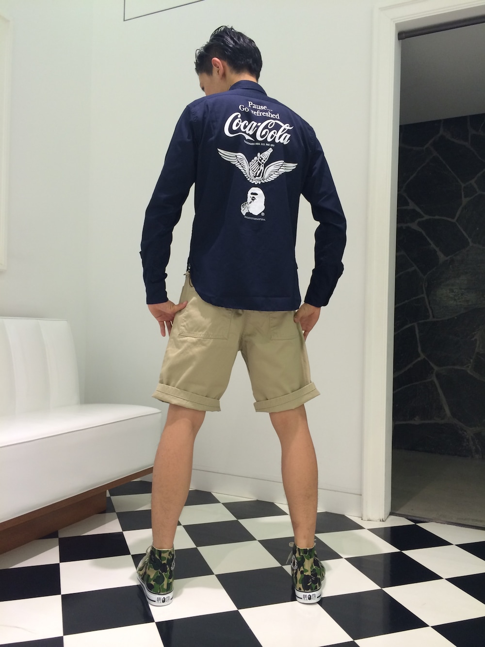「シャツ、コラボ、ワークシャツ、ショーツ、A BATHING APE、コカコーラ、シャツスタイル、ワッペン、バックプリント、膝上ショーツ」｜「A BATHING APEのCOCA COLA UNIFORM WORK SHIRT（シャツ/ブラウス、ブルー系）」を使った、児玉 洋介さん（メンズ・176cm）の夏コーディネートの1枚目の写真