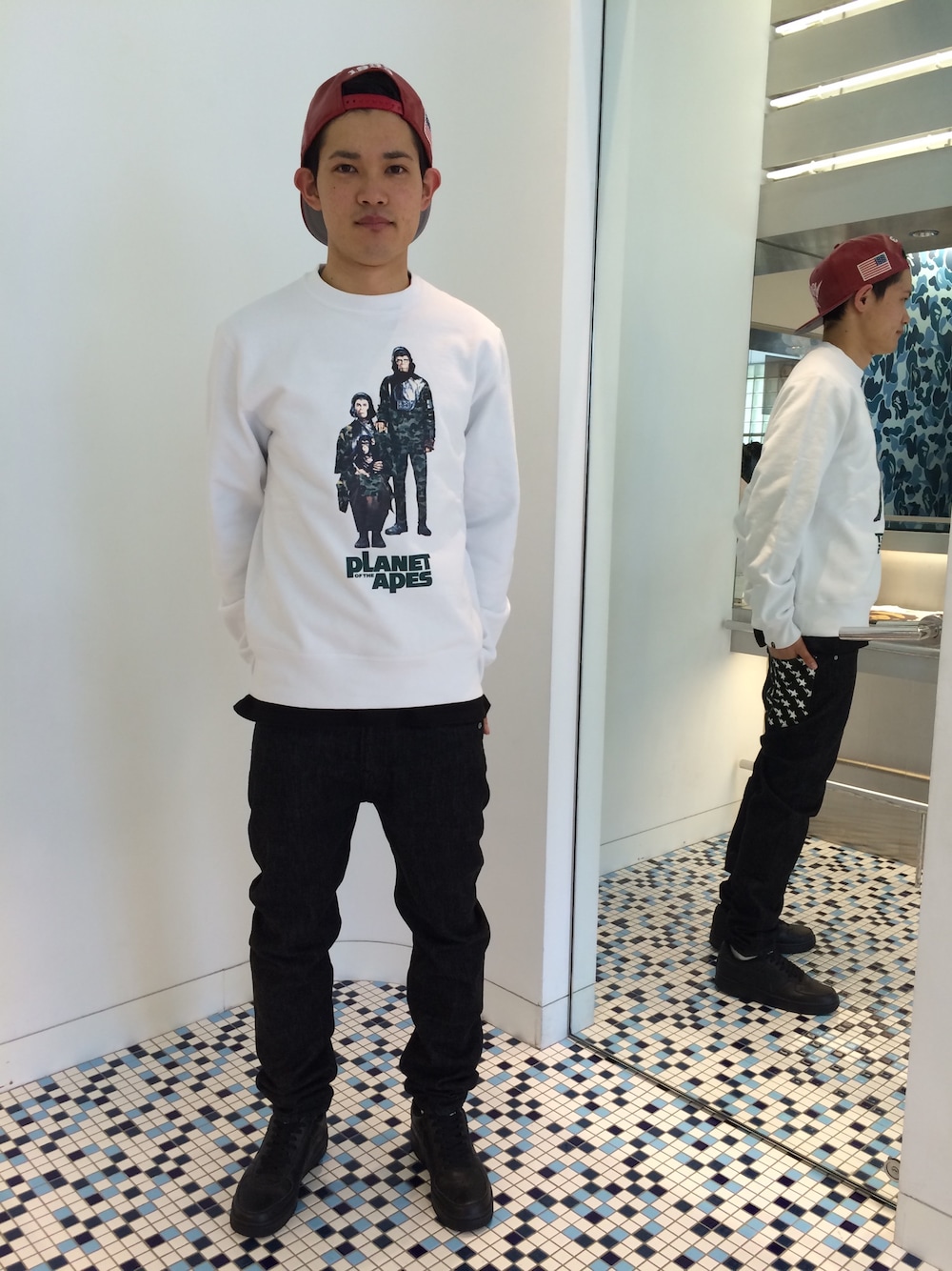 「スウェット、デニム、キャップ、ストリート、原宿、スニーカーコーデ、レザーキャップ、A BATHING APE、Bape、猿の惑星」｜「A BATHING APEの[THE PLANET OF THE APES] ESCAPE FROM THE PLANET OF THE APES CREWNECK（スウェット、ホワイト系）」を使った、児玉 洋介さん（メンズ・176cm）の秋コーディネートの1枚目の写真