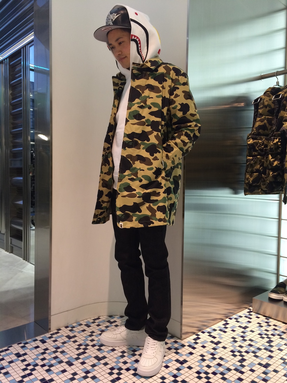 「スニーカー、レザー、カモフラ、キャップ、プルオーバーパーカー、スニーカーコーデ、A BATHING APE、スナップバック、Bape、レインコート」｜「A BATHING APEの2008 TYPE-05 PAINTER DENIM PANTS（その他パンツ、ブルー系）」を使った、児玉 洋介さん（メンズ・176cm）の冬コーディネートの1枚目の写真