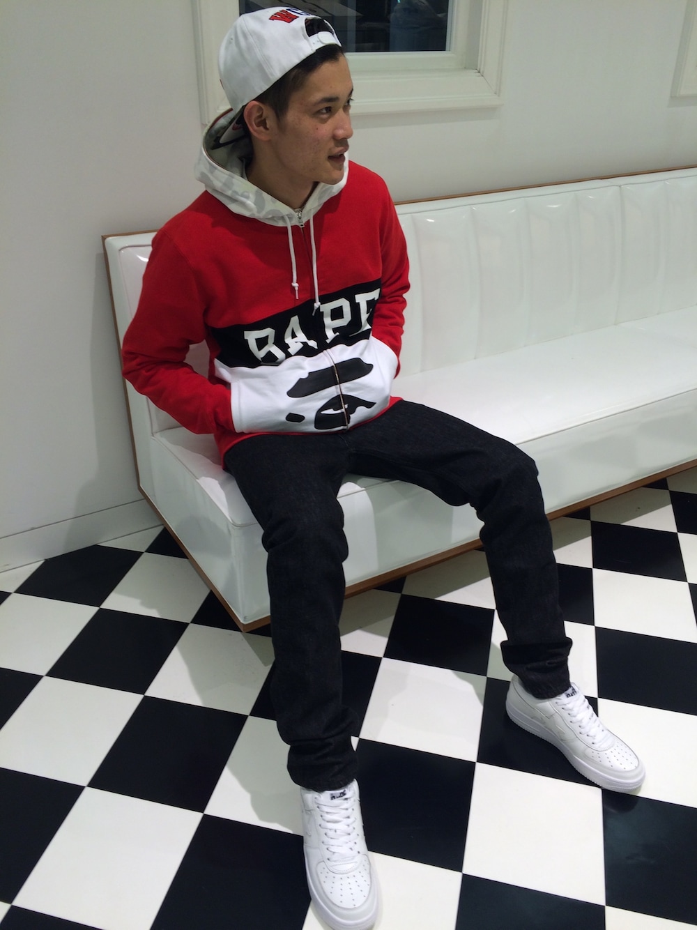 「カモフラ、ジップパーカ、白、A BATHING APE、ブラックデニム、スナップバック、Bape、キャップ後ろかぶり、シャーク、蓄光」｜「A BATHING APEのSHARK SNAP BACK CAP（キャップ、ホワイト系）」を使った、児玉 洋介さん（メンズ・176cm）の冬コーディネートの1枚目の写真
