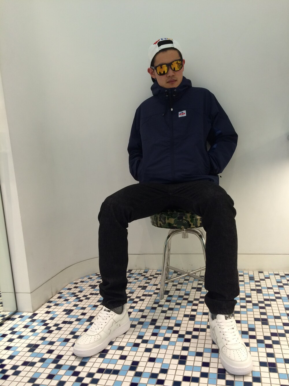 「スニーカー、ジャケット、カモフラ、サングラス、スポーツミックス、ナイロンジャケット、A BATHING APE、ブラックデニム、Bape、キャップ後ろかぶり」｜「A BATHING APEのCOLOR CAMO LIGHT WEIGHT OUTDOOR HOODIE（ナイロンジャケット、ブルー系）」を使った、児玉 洋介さん（メンズ・176cm）の冬コーディネートの1枚目の写真