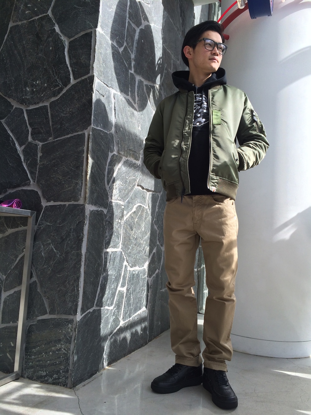 「チノパン、MA-1、めがね、プルオーバーパーカー、オリーブ、A BATHING APE、ベージュのチノパン、ゆったりコーデ、Bape、髪セット」｜「A BATHING APEのMA-1（ミリタリージャケット、グリーン系）」を使った、児玉 洋介さん（メンズ・176cm）の冬コーディネートの1枚目の写真