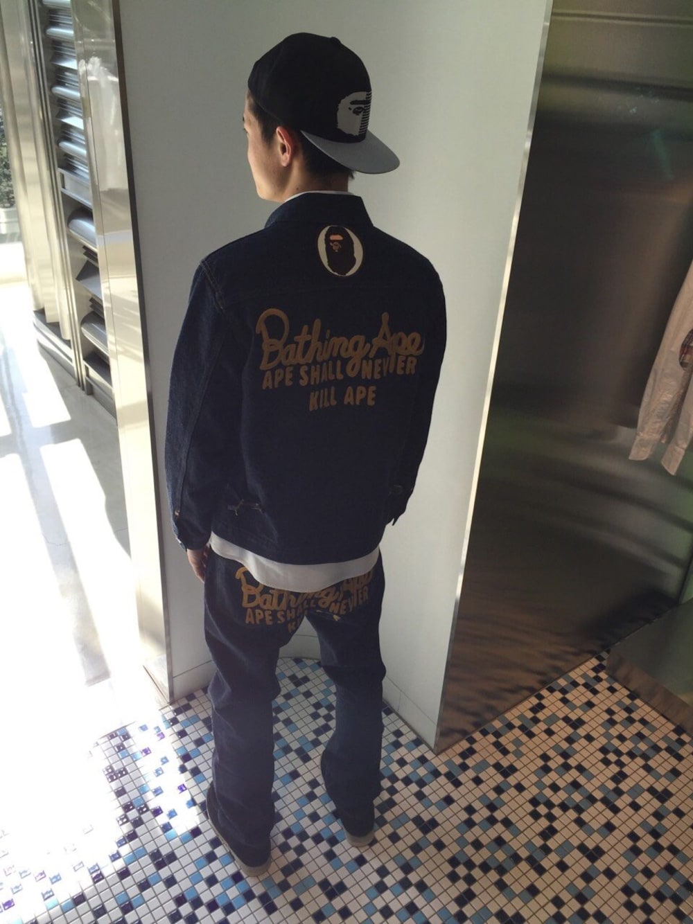 「デニム、セットアップ、デニムジャケット、チャンピオン、ワークスタイル、ボタンダウンシャツ、A BATHING APE、インディゴ、シャークソール、Bape」｜「ChampionのCHAMPION DENIM JACKET（デニムジャケット、ブルー系）」を使った、児玉 洋介さん（メンズ・176cm）の春コーディネートの1枚目の写真