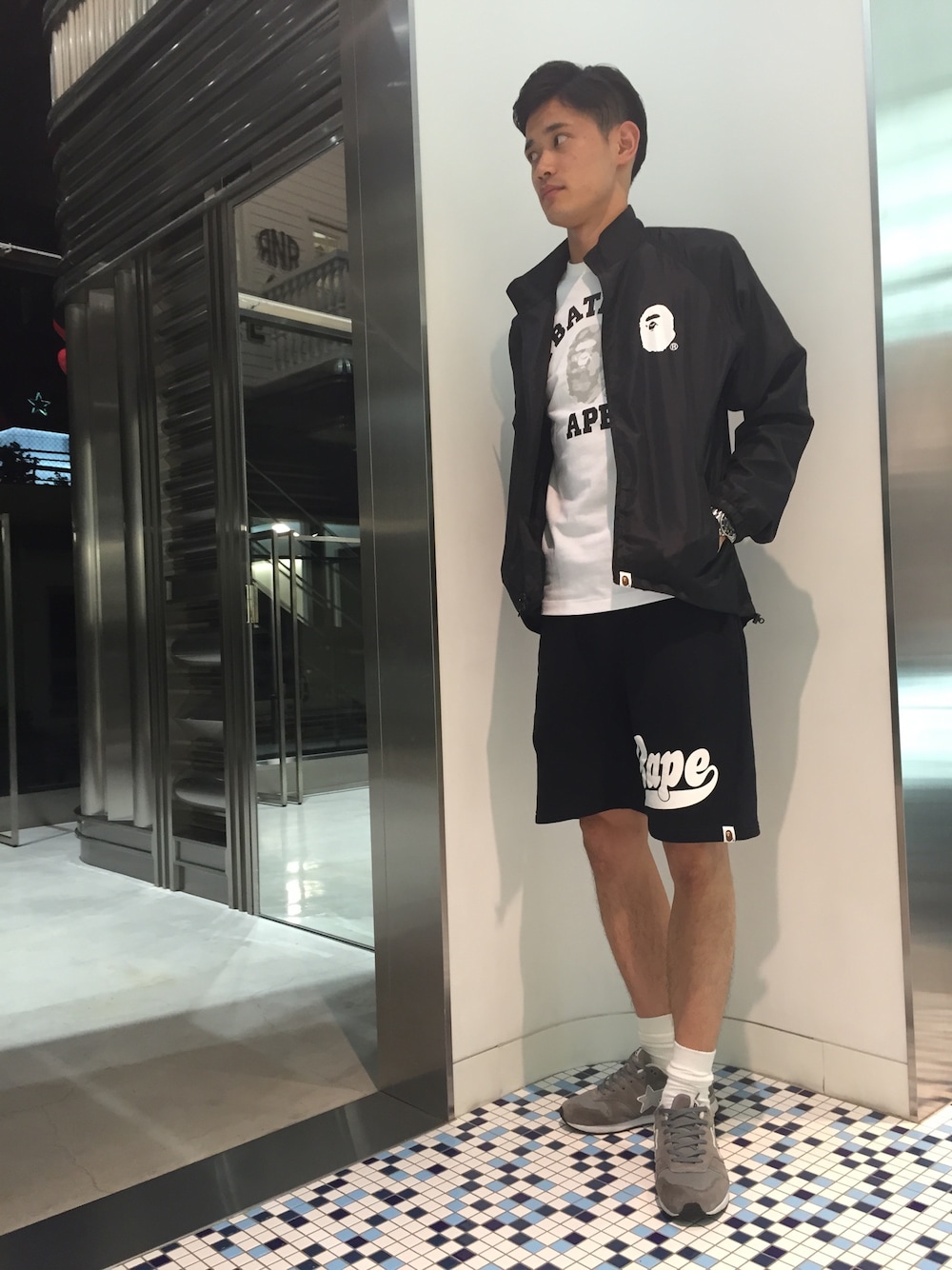 「スウェットパンツ、スニーカー、夏、スポーツミックス、白ソックス、A BATHING APE、ライトアウター、Bape、白Tシャツ、スウェットショーツ」｜「A BATHING APEのFIVE STA LT（スニーカー、グレー系）」を使った、児玉 洋介さん（メンズ・176cm）の夏コーディネートの1枚目の写真