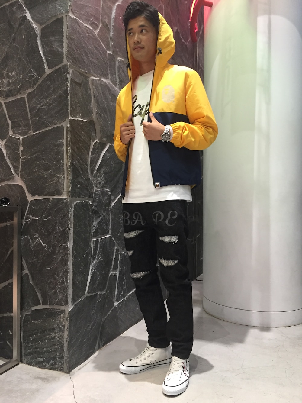 「ナイロンジャケット、A BATHING APE、ハイカットスニーカー、ブラックデニム、腕時計、スキニーデニム、ダメージデニムパンツ、Bape、白Tシャツ、1st Camo」｜「A BATHING APEのNYLON FULL ZIP HOODIE JACKET（ナイロンジャケット、イエロー系）」を使った、児玉 洋介さん（メンズ・176cm）の夏コーディネートの1枚目の写真