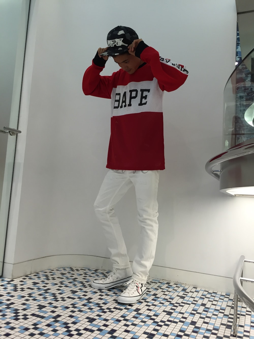 「CAP、abathingape、スポーツミックス、ホワイトデニム、A BATHING APE、ハイカットスニーカー、スポーツ、Bape、メッシュ、ロンティー」｜「A BATHING APEのCITY CAMO SNAP BACK CAP（キャップ、ブラック系）」を使った、児玉 洋介さん（メンズ・176cm）の秋コーディネートの1枚目の写真