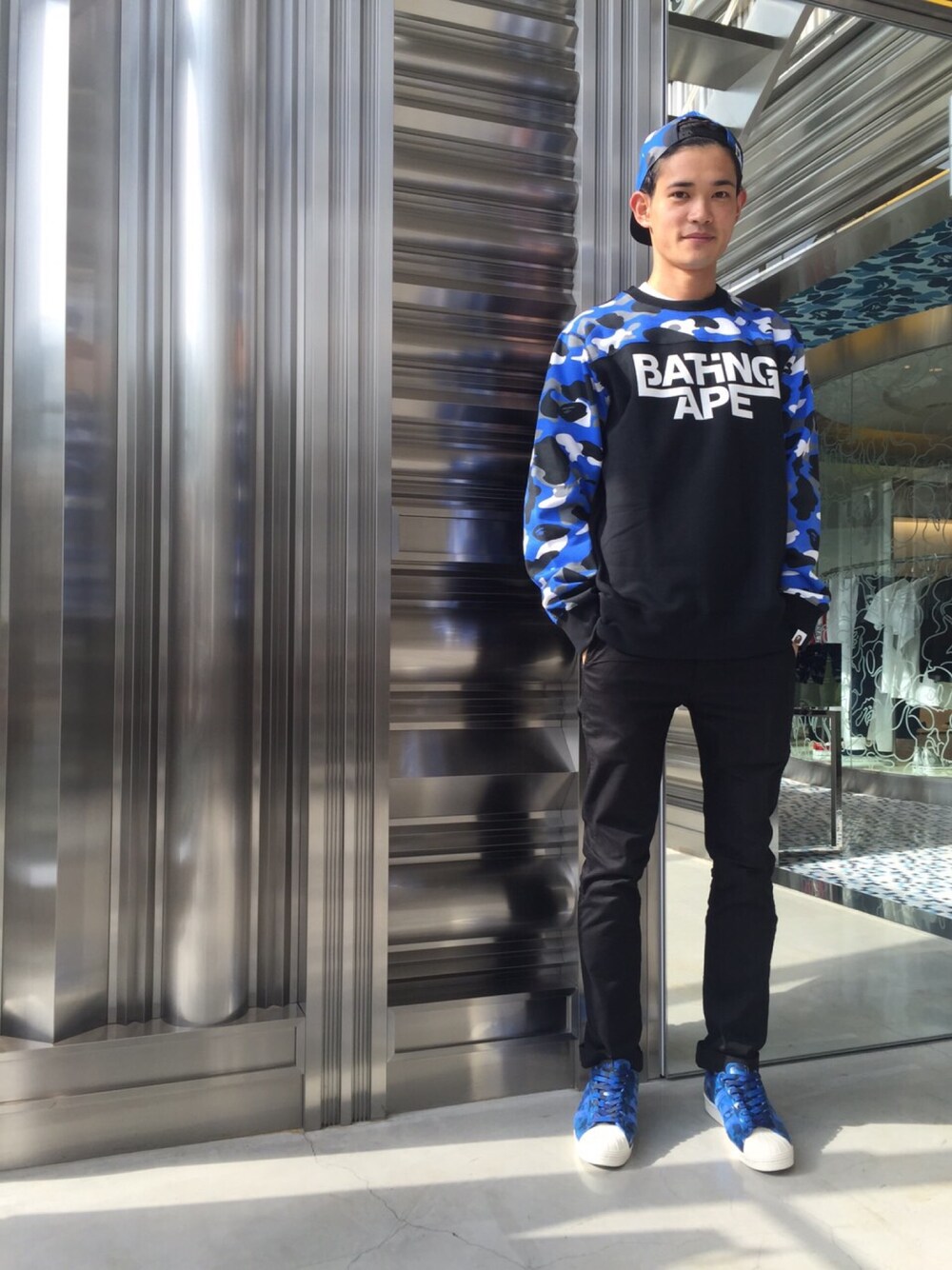 「カモフラ、adidas、スポーツミックス、A BATHING APE、ブルー×ブラック、ブルーコーデ、Bape、キャップ後ろかぶり、superstar80's、アンディフィーテッド」｜「A BATHING APEのWARM UP CAMO BAPE SNAP BACK CAP（キャップ、ブルー系）」を使った、児玉 洋介さん（メンズ・176cm）の秋コーディネートの1枚目の写真