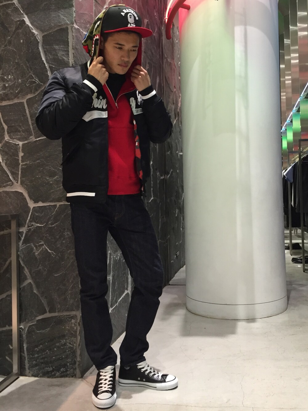 「デニム、スタジャン、キャップ、原宿、リバーシブル、ニューエラ、A BATHING APE、シャークパーカー、Bape、スタジャン×パーカー」｜「A BATHING APEのCOLLEGE NEW ERA CAP（キャップ、ブラック系）」を使った、児玉 洋介さん（メンズ・176cm）の秋コーディネートの1枚目の写真