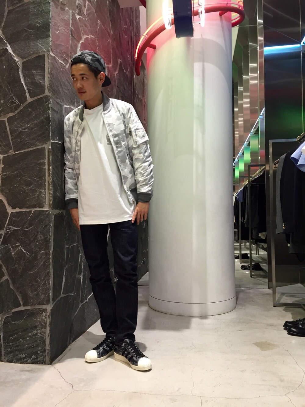 「デニム、カモフラ、モノトーン、アディダス、ミリタリージャケット、A BATHING APE、Bape、ボンバージャケット、ロンティー、リフレクター」｜「A BATHING APEのREFLECTION CAMO JET CAP（キャップ、ブラック系）」を使った、児玉 洋介さん（メンズ・176cm）の秋コーディネートの1枚目の写真