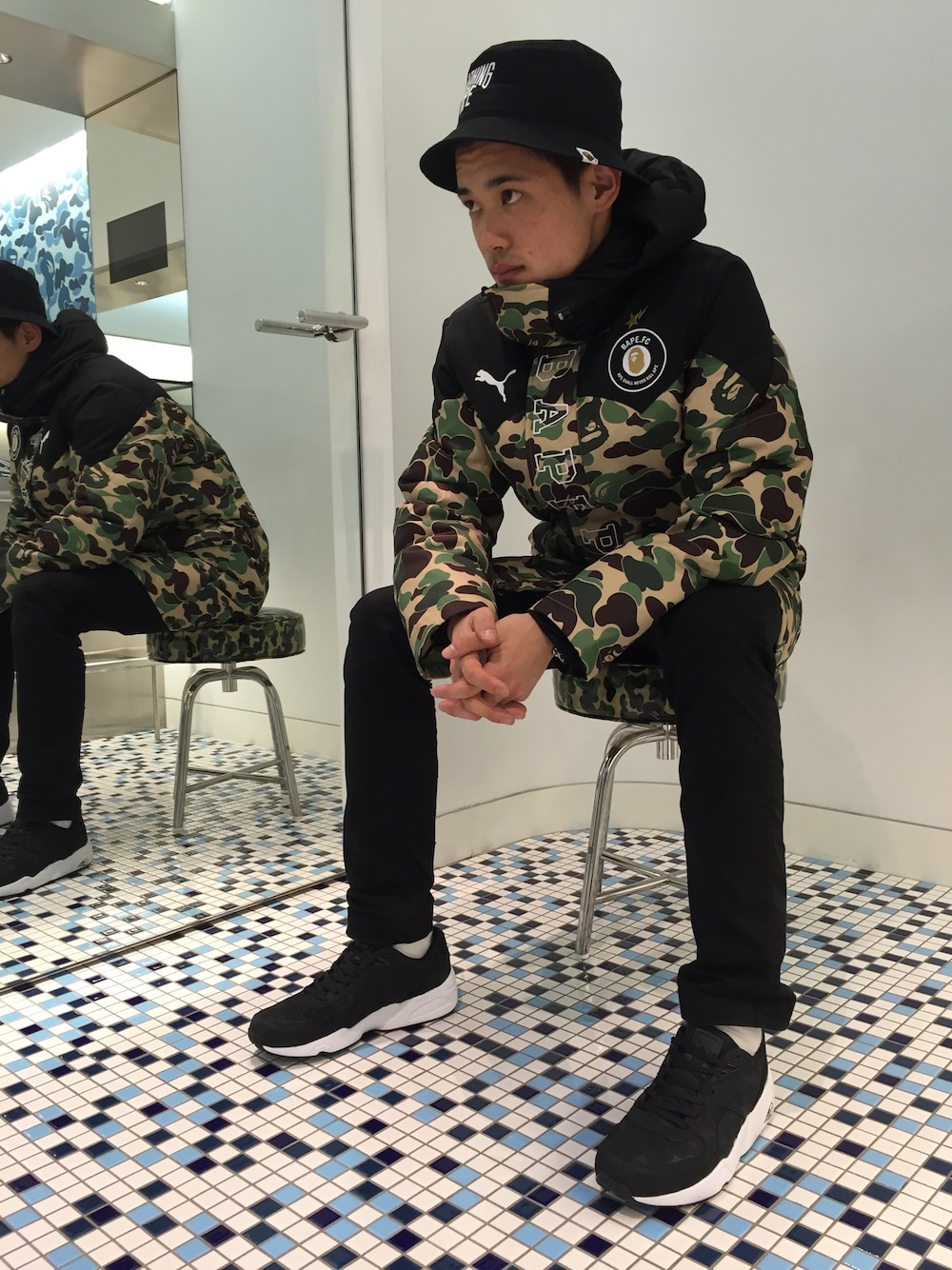 「ブラック、カモフラ、ロングコート、スポーツミックス、A BATHING APE、PUMA、冬、バケットハット、Bape、ベンチコート」｜「A BATHING APEのNYC LOGO BUCKET HAT（ハット、ブラック系）」を使った、児玉 洋介さん（メンズ・176cm）の冬コーディネートの1枚目の写真