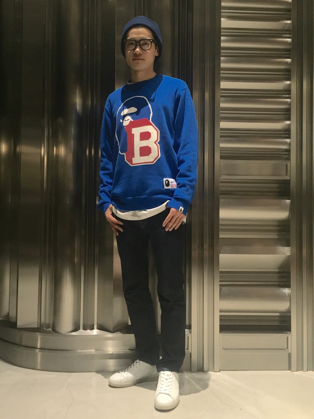 「スニーカー、ニット、ニット帽、ジャガード、原宿、デニムパンツ、A BATHING APE、クラシック、春、Bape」｜「A BATHING APEのONE POINT KNIT CAP（ニットキャップ/ビーニー、ブラック系）」を使った、児玉 洋介さん（メンズ・176cm）の冬コーディネートの1枚目の写真