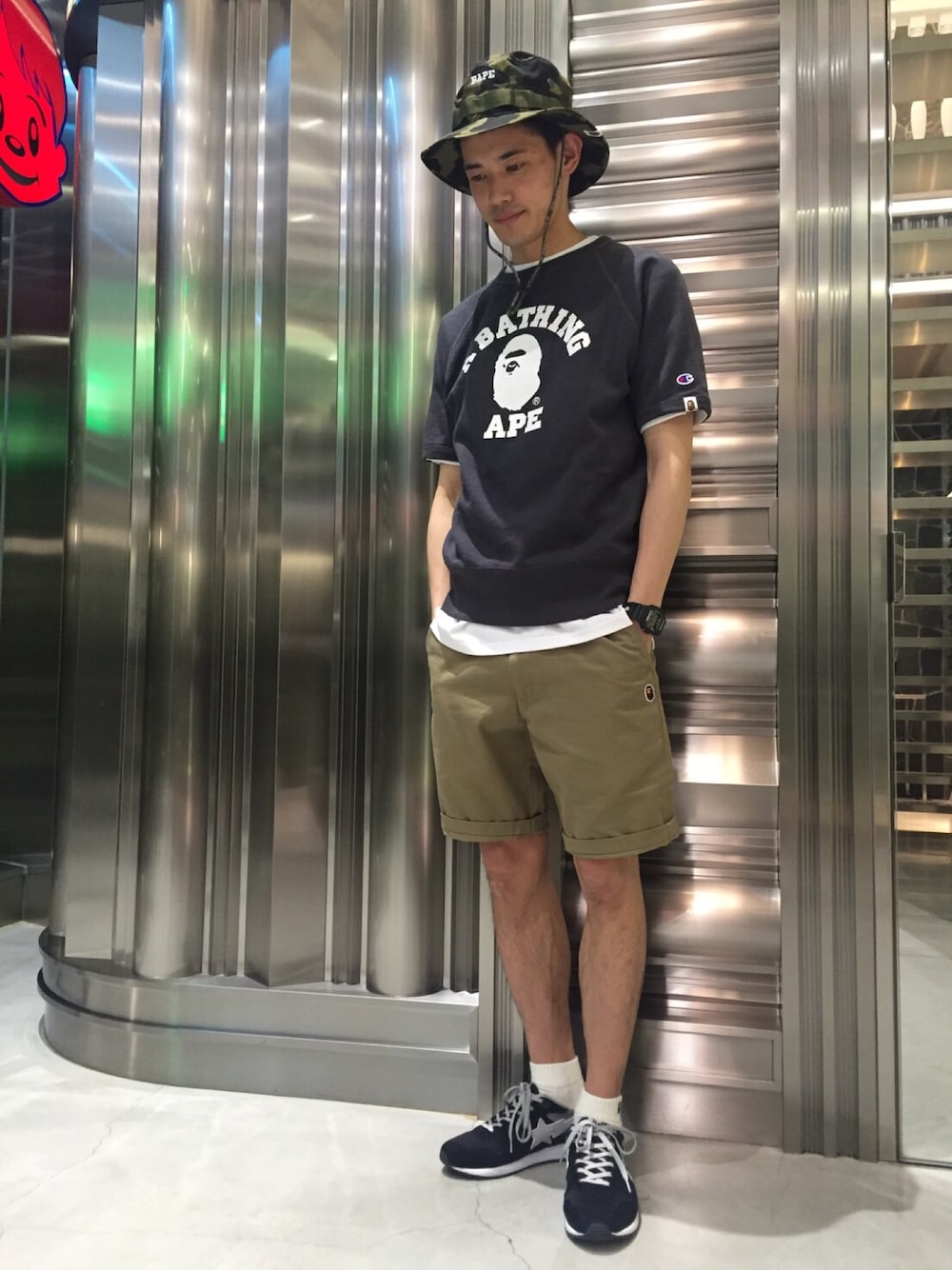 「カモフラ、アウトドアスタイル、原宿、G-SHOCK、Champion、A BATHING APE、夏コーデ、Bape、1st Camo、アウトドアハット」｜「A BATHING APEの1ST CAMO OUTDOOR HAT M	（ハット、グリーン系）」を使った、児玉 洋介さん（メンズ・176cm）の春コーディネートの1枚目の写真