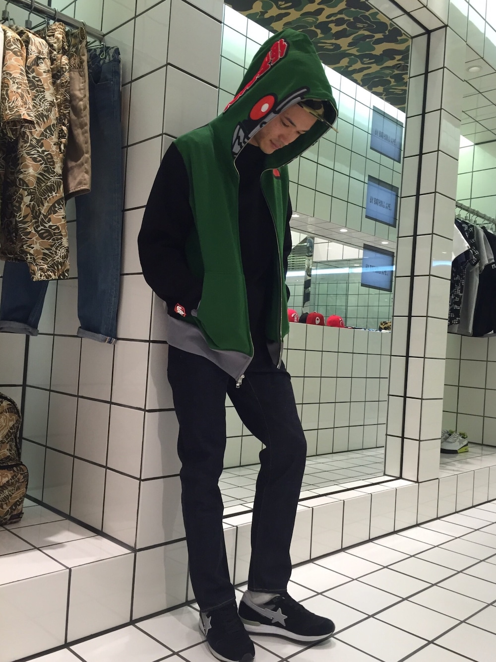 「Bape、A BATHING APE、仮面ライダー、1st Camo、デニム」｜「A BATHING APEの【A BATHING APE x 仮面ライダー】MASKED RIDER X BAPE FULL ZIP HOODIE （パーカー、グリーン系）」を使った、児玉 洋介さん（メンズ・176cm）の夏コーディネートの1枚目の写真