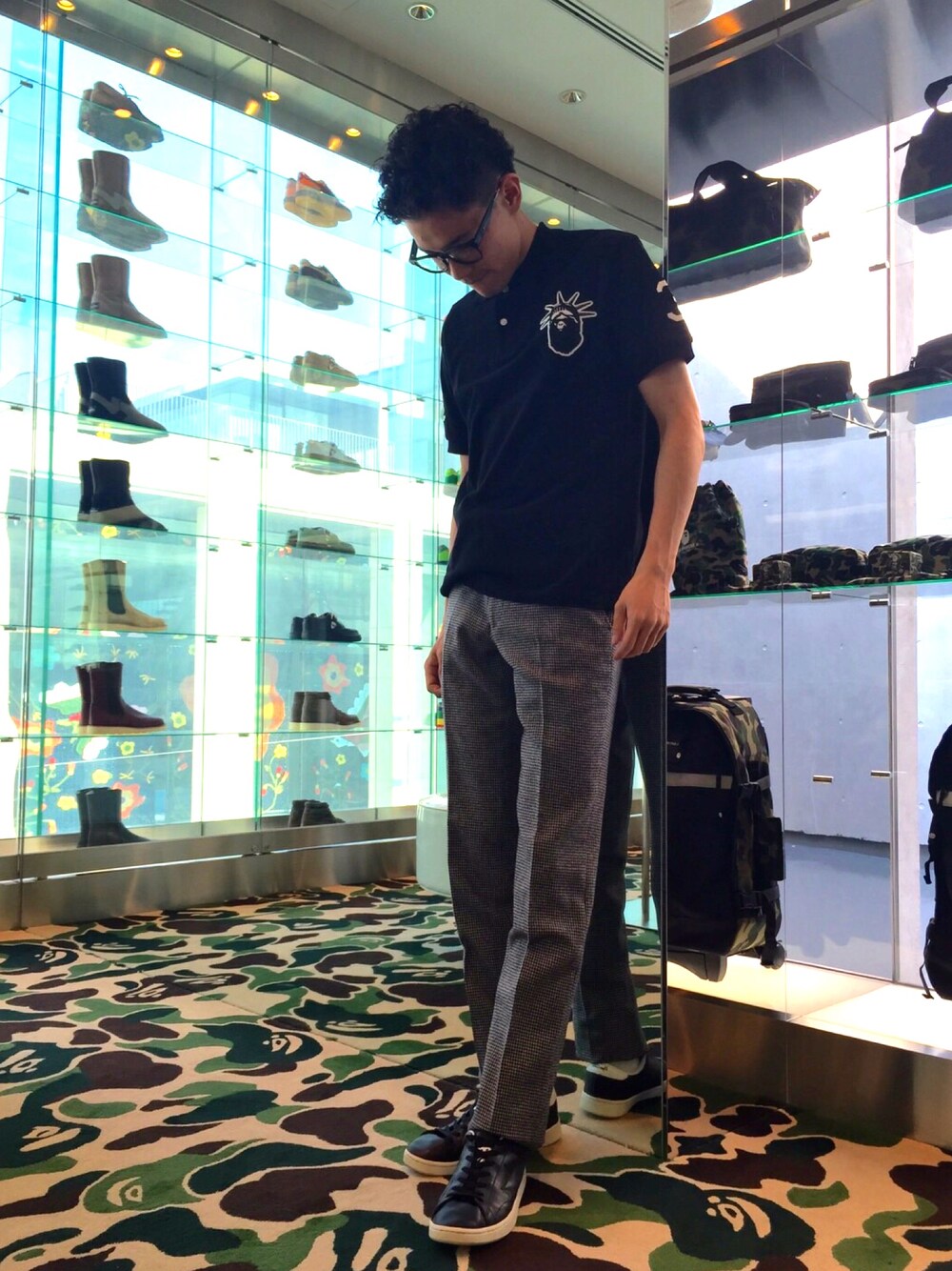 「ブラック、めがね、スラックス、A BATHING APE、ポロシャツ、Bape、mr.bathing ape、タイトシルエット」｜「Mr. BATHING APEのHOUNDSTOOTH PANTS （スラックス、ブラック系）」を使った、児玉 洋介さん（メンズ・176cm）の夏コーディネートの1枚目の写真