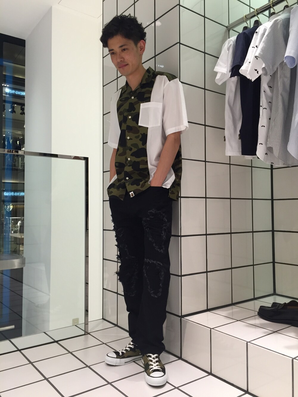「A BATHING APE、ローカットスニーカー、クラッシュデニム、シャツスタイル、Bape、開襟シャツ、統一感、1st Camo」｜「A BATHING APEの1ST CAMO S/S SHIRT （シャツ/ブラウス、グリーン系）」を使った、児玉 洋介さん（メンズ・176cm）の夏コーディネートの1枚目の写真