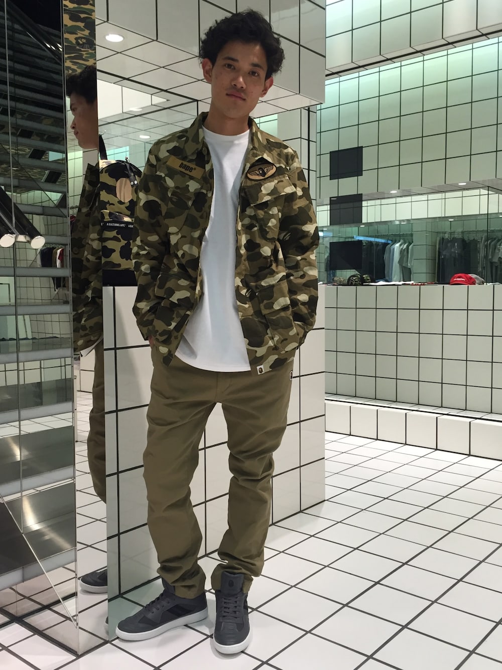 「スニーカー、カモフラ、チノパン、ベージュ、ワークシャツ、A BATHING APE、ミリタリーシャツ、Bape、秋、ルーズシルエット」｜「A BATHING APEのBAPE CIRCLE&STA TEE M（Tシャツ/カットソー、ホワイト系）」を使った、児玉 洋介さん（メンズ・176cm）の秋コーディネートの1枚目の写真
