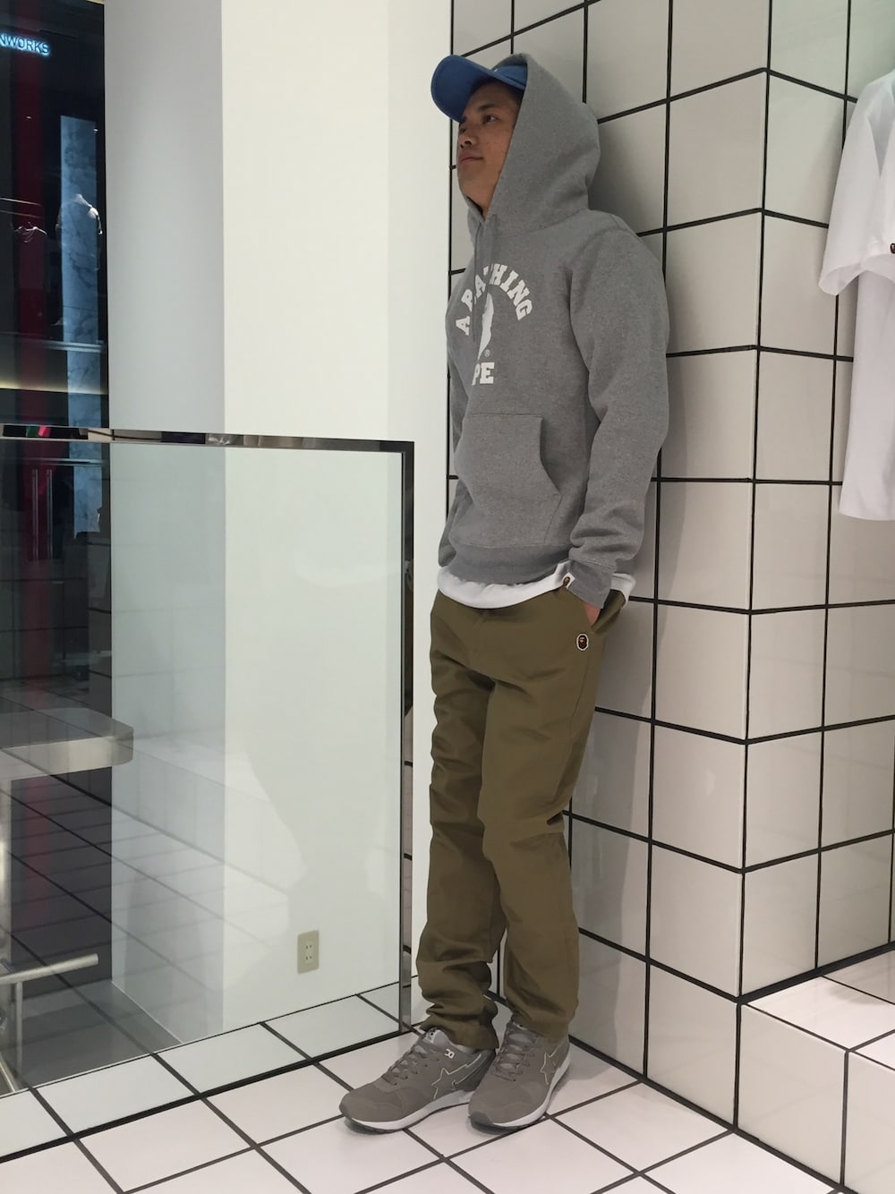 「グレー、チノパン、キャップ、プルオーバー、A BATHING APE、Bape、白Tシャツ、秋、フードかぶり、肉厚パーカー」｜「A BATHING APEのAPE HEAD DENIM CAP（キャップ、ブルー系）」を使った、児玉 洋介さん（メンズ・176cm）の秋コーディネートの1枚目の写真