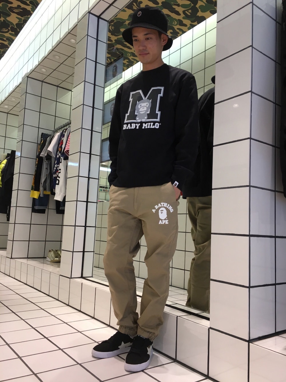 「スウェット、スニーカー、ストリート、A BATHING APE、バケットハット、Bape、スケータースタイル、ジョガーパンツ、ルーズシルエット」｜「A BATHING APEのAPE HEAD ONE POINT BUCKET HAT（ハット、ブラック系）」を使った、児玉 洋介さん（メンズ・176cm）の秋コーディネートの1枚目の写真