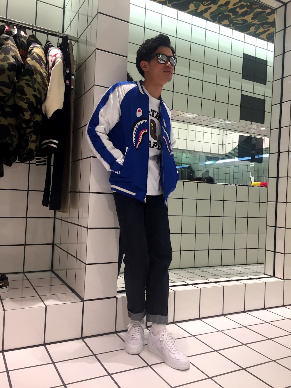 「デニム、ホワイト、サングラス、A BATHING APE、ロールアップ、Bape、スーベニアジャケット、ロンティー、kith、bapesta」｜「A BATHING APEのSUNGLASSES 16（サングラス、ブラック系）」を使った、児玉 洋介さん（メンズ・176cm）の秋コーディネートの1枚目の写真