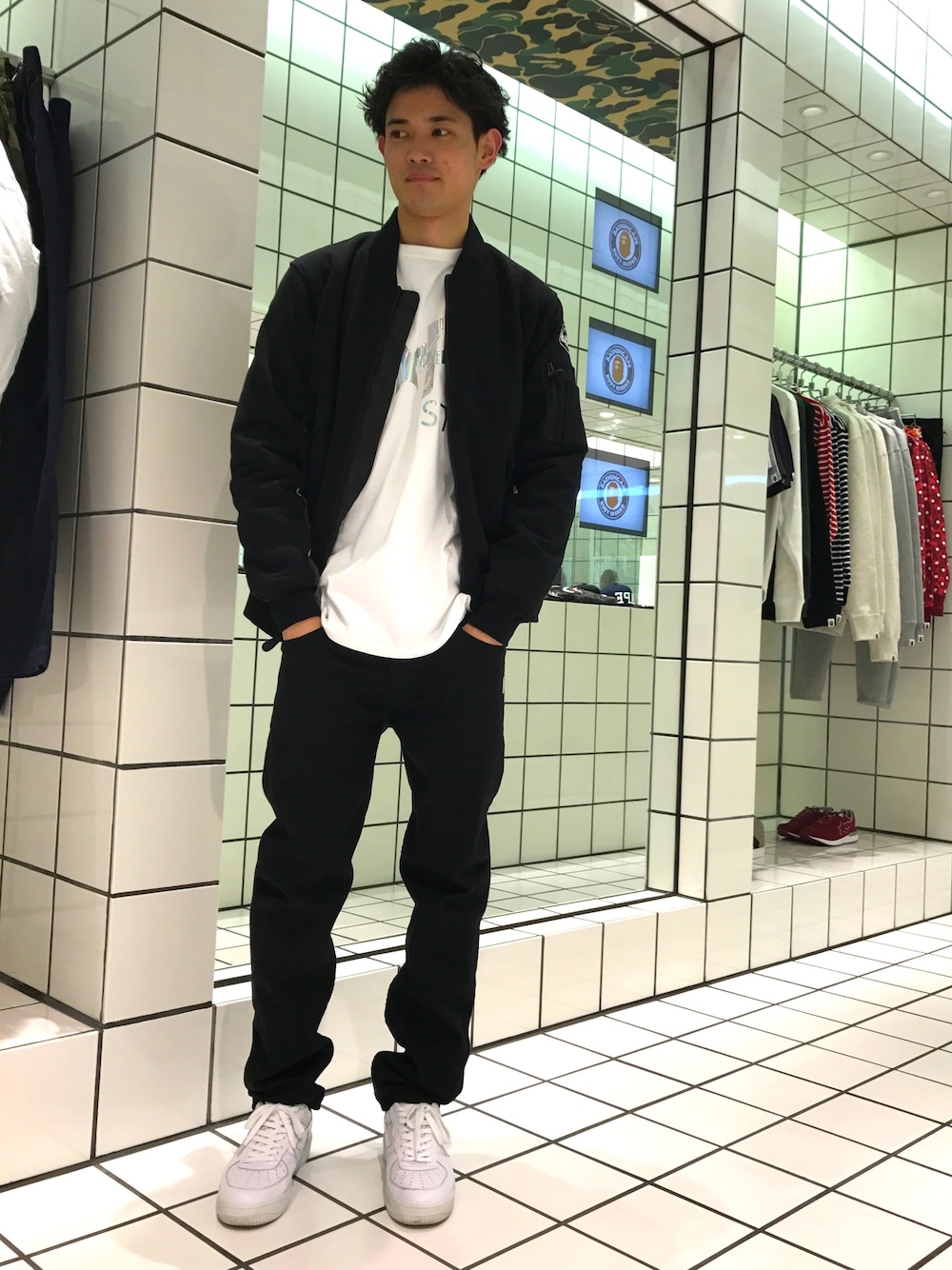 「黒スキニー、デニム、A BATHING APE、Bape、MA-1、ロンティー、モノグラム」｜「A BATHING APEのCITY CAMO SWEAT MA-1（MA-1、ブラック系）」を使った、児玉 洋介さん（メンズ・176cm）の秋コーディネートの1枚目の写真