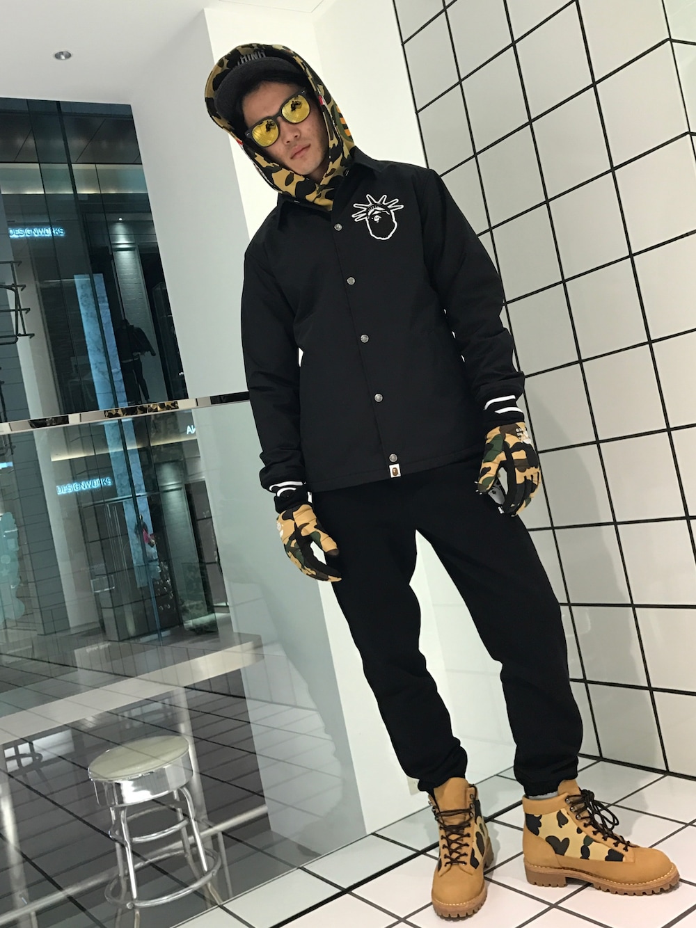 「Bape、A BATHING APE、コーチジャケット、ブーツ、カモフラ、迷彩、サングラス、プルオーバーパーカー、シャークパーカー」｜「A BATHING APEのNYC LOGO DENIM SNAP BACK CAP（キャップ、ブラック系）」を使った、児玉 洋介さん（メンズ・176cm）の冬コーディネートの1枚目の写真