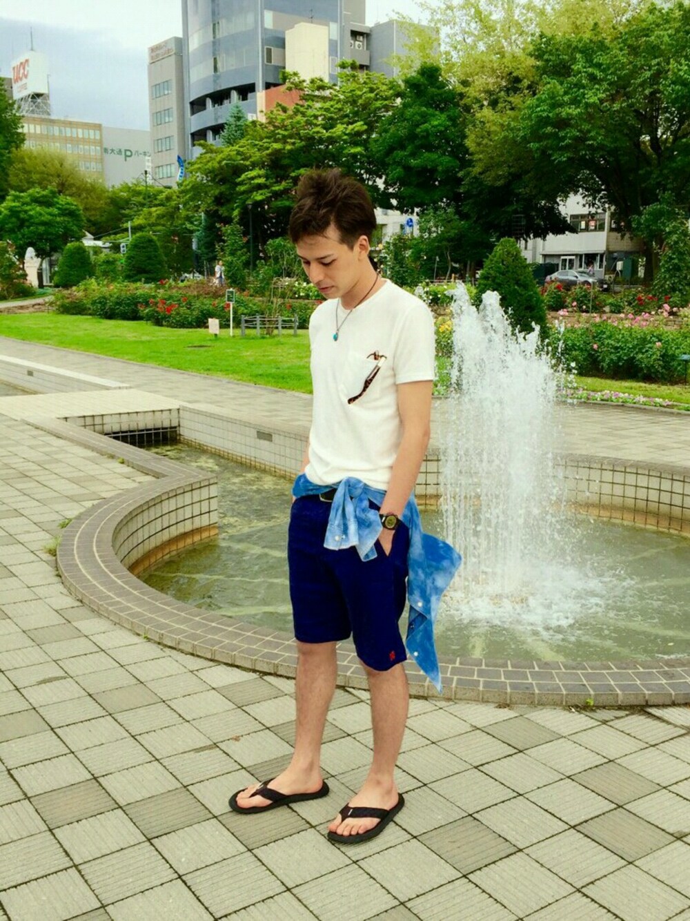 ブルー系のチノパンツ、ブルー系のトップス、ホワイト系のトップスを着用したメンズの夏コーディネートの1枚目の写真