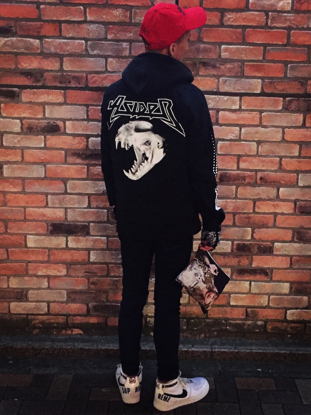 「レンガ前での撮影、ストリート、supreme」｜「aside_aeのアイテム（キャップ、レッド系）」を使った、としきさん（メンズ・175cm）の冬コーディネートの1枚目の写真