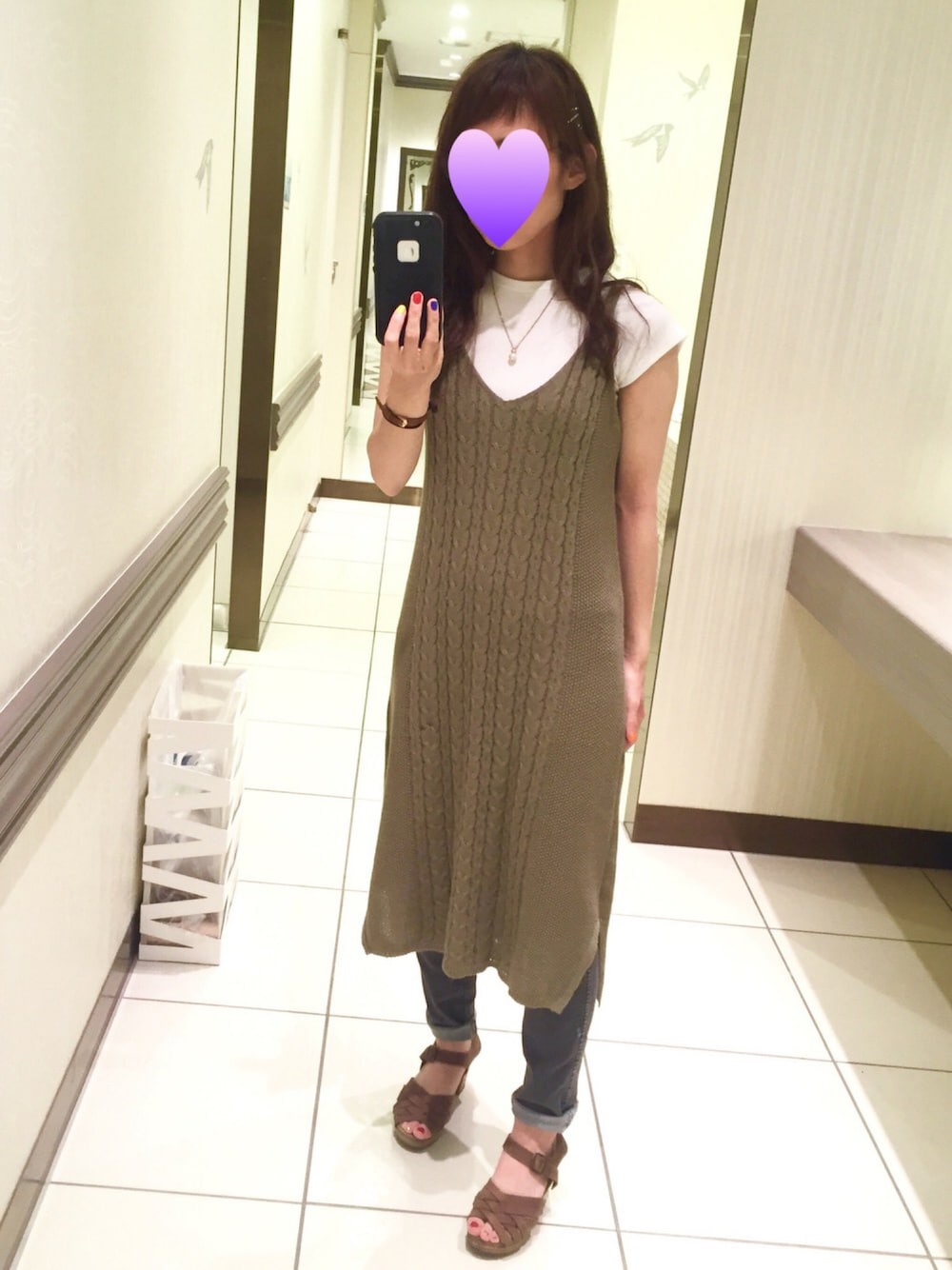 ブラウン系のサンダル、ブルー系のデニムパンツ、グリーン系のワンピースを着用したレディースの春コーディネートの1枚目の写真