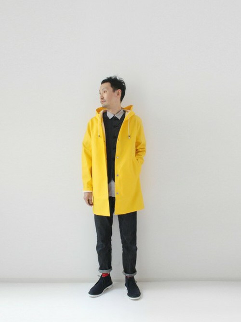 「NEIGHBORHOOD、デニムパンツ、イエローコーデ、ネイバーフッド、レインコート、リバティ、ブーツ×靴下、CASH CA、ベスト×シャツ、stutterheim」｜LOOK AT USさん（メンズ・174cm）の冬コーディネートの1枚目の写真
