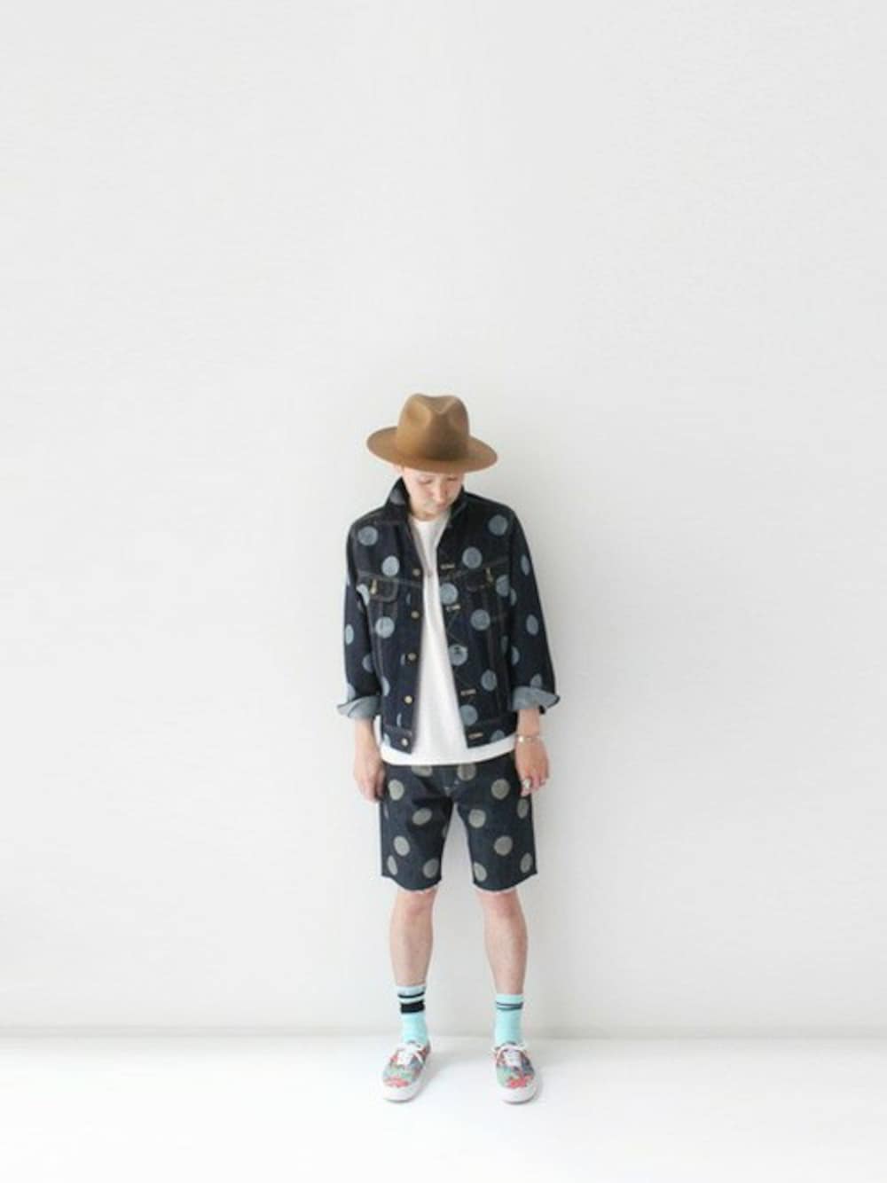 その他のスニーカーを着用したメンズの春コーディネートの1枚目の写真