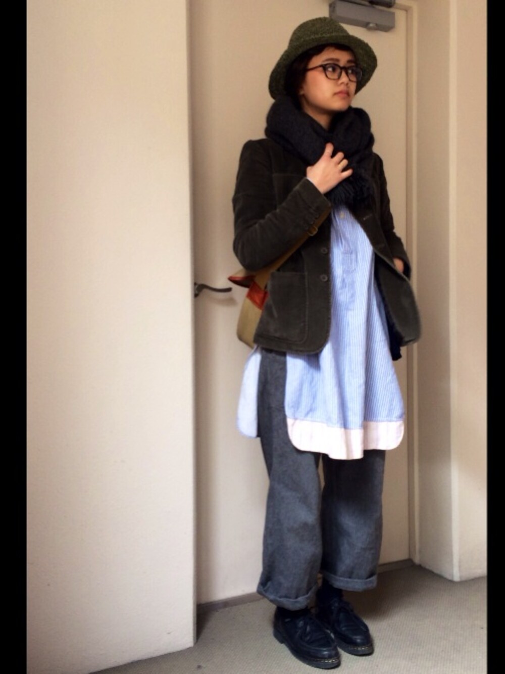 ブルー系のシャツワンピース、ブルー系のカーゴパンツ、ドレスシューズを着用したレディースの冬コーディネートの1枚目の写真