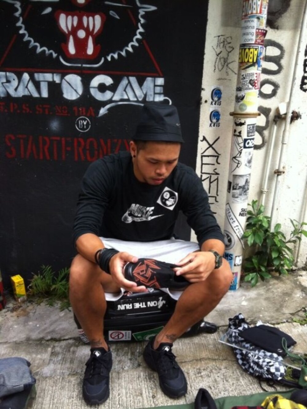 「#stuff_we_all_get」｜「NIKEのNike Huarache （スニーカー、ブラック系）」を使った、Louy Lamさん（メンズ・178cm）の夏コーディネートの1枚目の写真