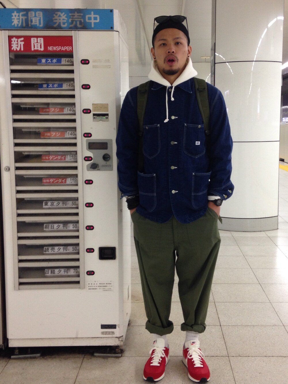 「NIKEのアイテム（スニーカー、レッド系）」を使った、Louy Lamさん（メンズ・175cm）の冬コーディネートの1枚目の写真