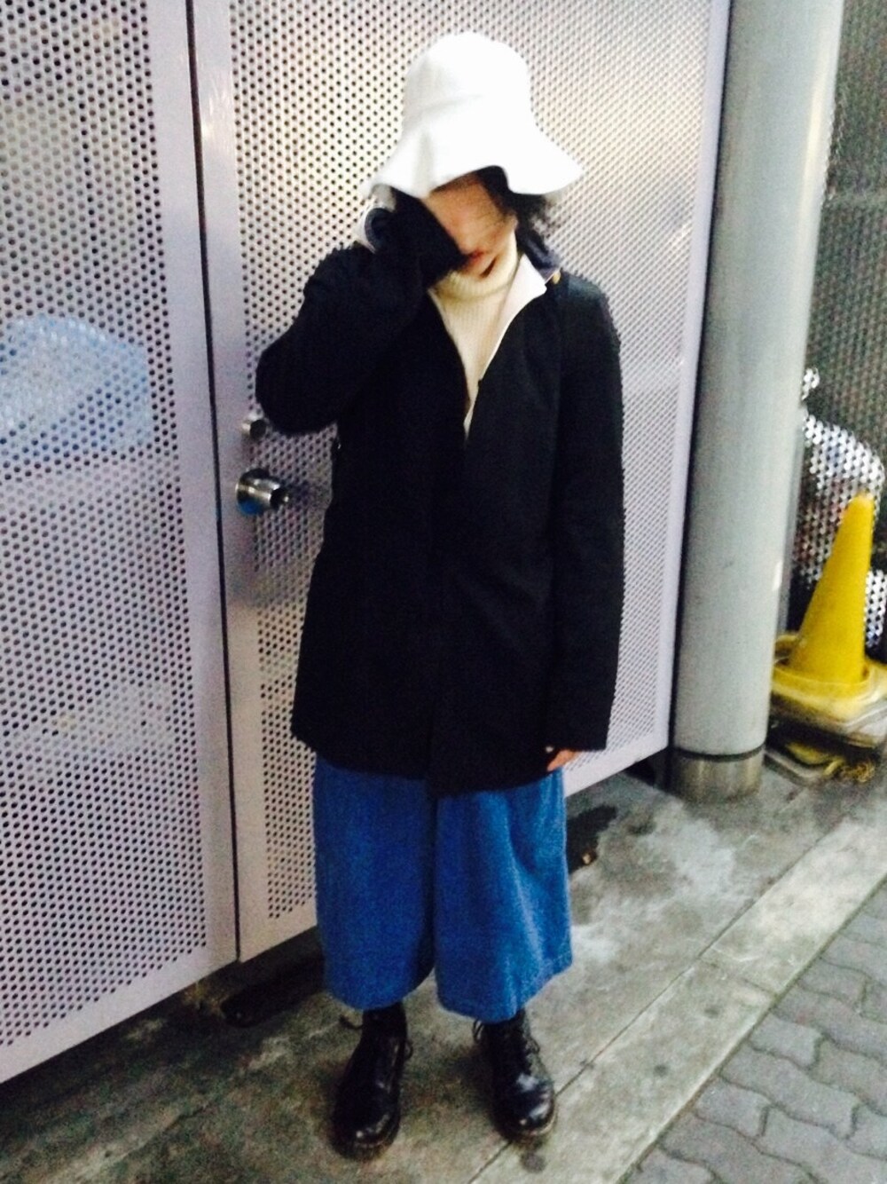 「デニムパンツ、ヨウジヤマモト、白ニット、パーカー、ハット、ラルフローレン」｜「Yohji Yamamotoのアイテム（その他アウター、ブラック系）」を使った、ayahitoさん（メンズ・175cm）の冬コーディネートの1枚目の写真