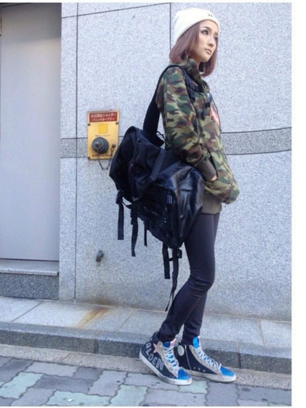 「スニーカー、WEAR始めました！」｜「L.H.PのMEMENTISM/メメンティズム/メメントイズム/LHP/ｴﾙｴｲﾁﾋﾟｰ/THE WORLD（バックパック/リュック、ブラック系）」を使った、hanae maruiさん（レディース・155cm）の秋コーディネートの1枚目の写真
