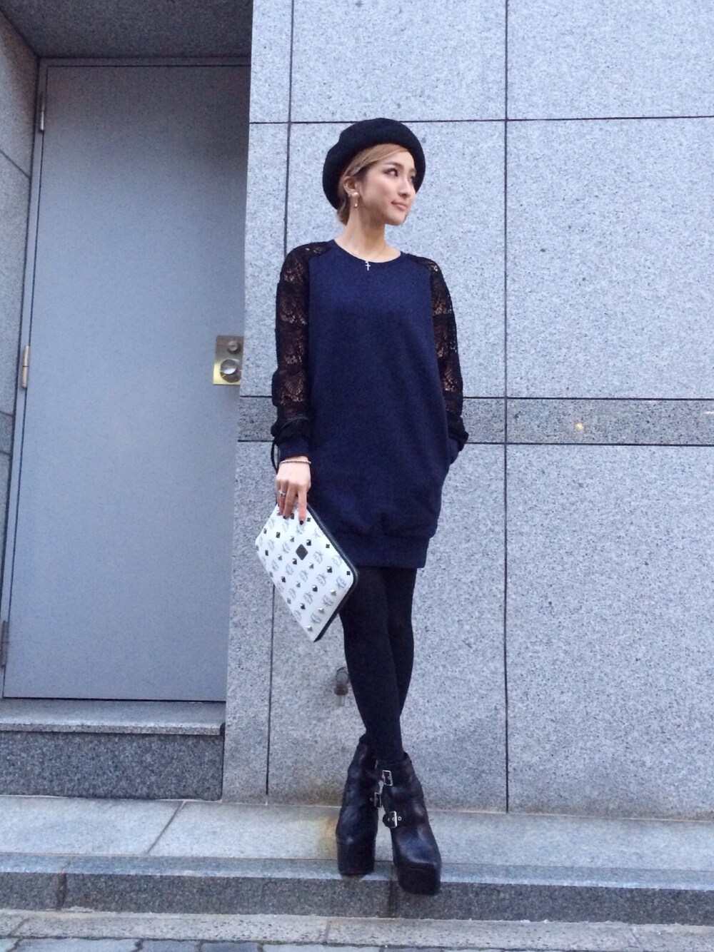 「ネイビー、レース、ワンピース✖スエット」｜「L.H.PのLHP/エルエイチピー/SUGARROSE/シュガーローズ/Lace Tunic OnePiece（ワンピース、ブルー系）」を使った、hanae maruiさん（レディース・155cm）の冬コーディネートの1枚目の写真