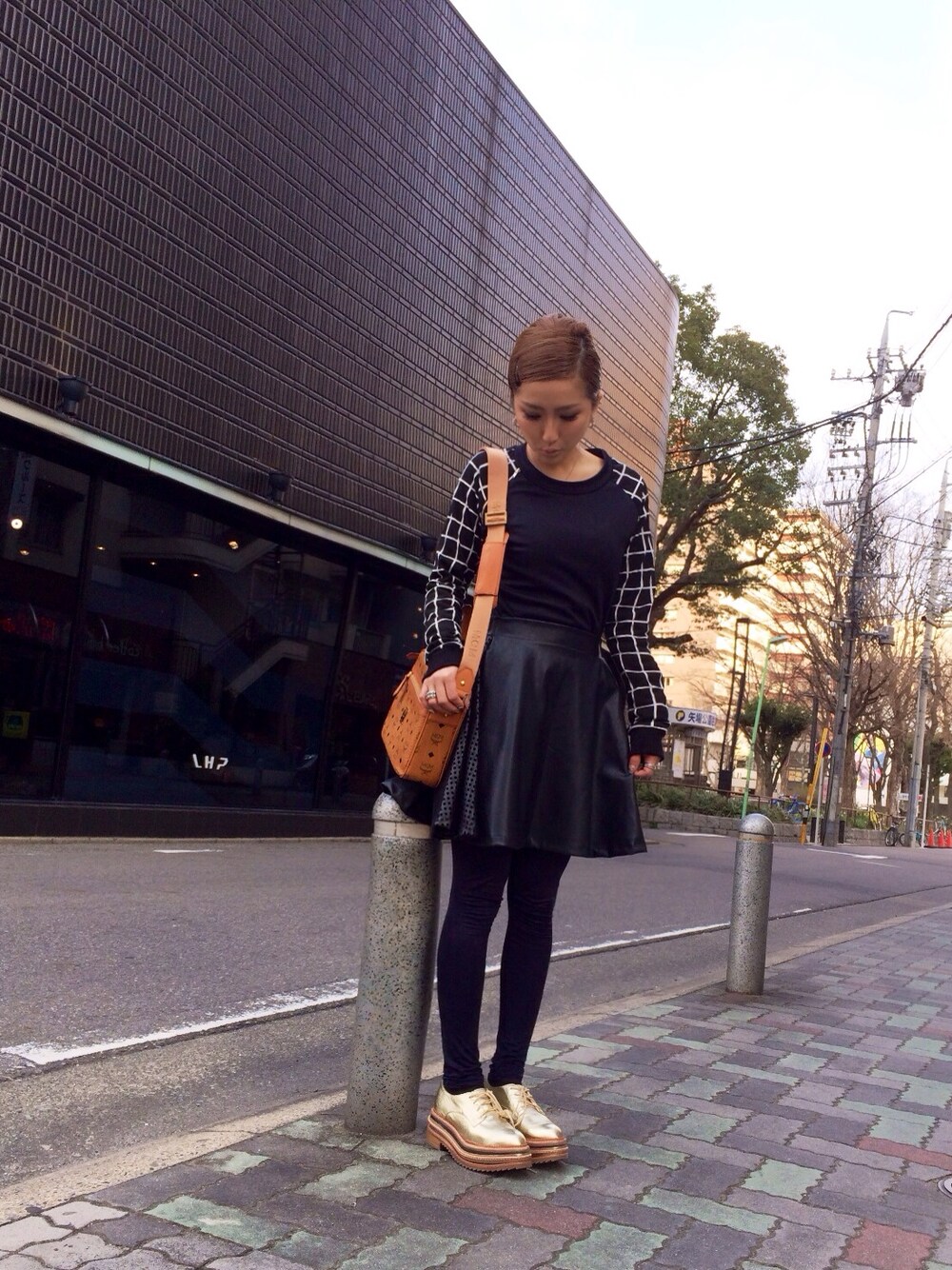 「サーキュラースカート、ゴールド、スカートスタイル」｜「L.H.PのLHP/エルエイチピー/Chretien rein/クレティアンレイン/Neo Leather Flared Skirt（スカート、ブラック系）」を使った、hanae maruiさん（レディース・155cm）の冬コーディネートの1枚目の写真