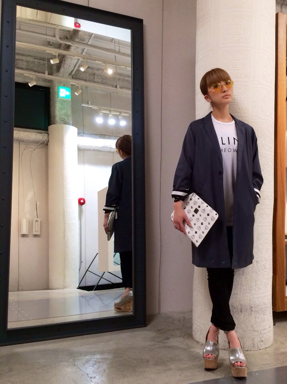 「パンプス、サングラス、春アウター」｜「L.H.PのLHP/エルエイチピー/DETAILS/ディテイルズ/T/R　SHOP COAT（ステンカラーコート、グレー系）」を使った、hanae maruiさん（レディース・155cm）の春コーディネートの1枚目の写真