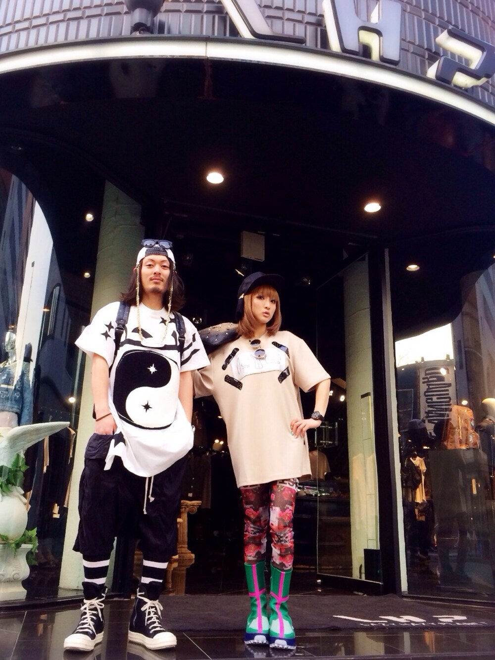 「花柄、ストリート、LHP、MCM、PLASTIC TOKYO、men、ktz、rafsimons×adidas、KYE、DARKSHDW」｜「L.H.PのLHP/エルエイチピー/KTZ/ケーティーゼット/UNITED　PRINT　APRON　TEE　W　YIN－YANG　TOWELING（Tシャツ/カットソー、ブラック系）」を使った、hanae maruiさん（レディース・155cm）の春コーディネートの1枚目の写真