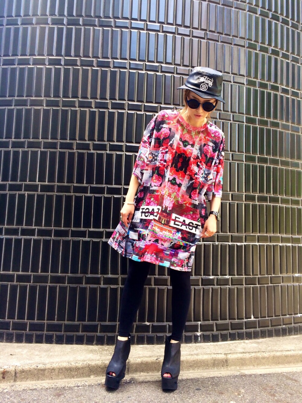 「ストリート、LHP、PLASTIC TOKYO、バケット、メッシュ、JEFFREY CAMPBELL、初挑戦アイテム」｜「L.H.PのLHP/エルエイチピー/WHITELAND BLACKBURN/ホワイトランドブラックバーン/Neo　Leather Bucket Hat　Emblem（ハット、ブラック系）」を使った、hanae maruiさん（レディース・155cm）の春コーディネートの1枚目の写真