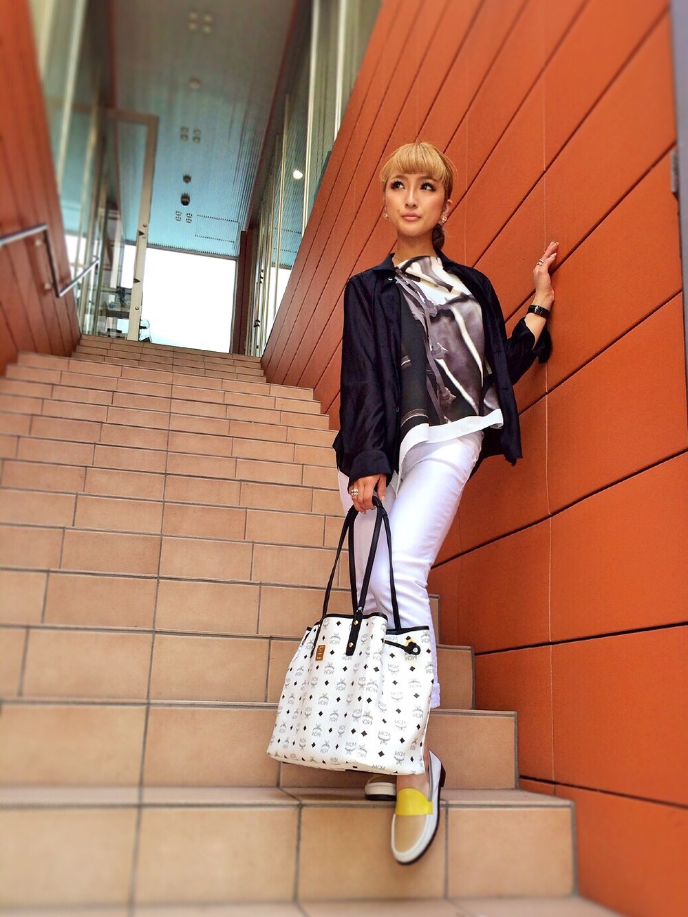「LHP、ちょっとそこまで、MCM」｜「L.H.PのLHP/エルエイチピー/MCM/エムシーエム/REVERSIBLE　TOTEBAG　ZEBLA（トートバッグ、ホワイト系）」を使った、hanae maruiさん（レディース・155cm）の春コーディネートの1枚目の写真