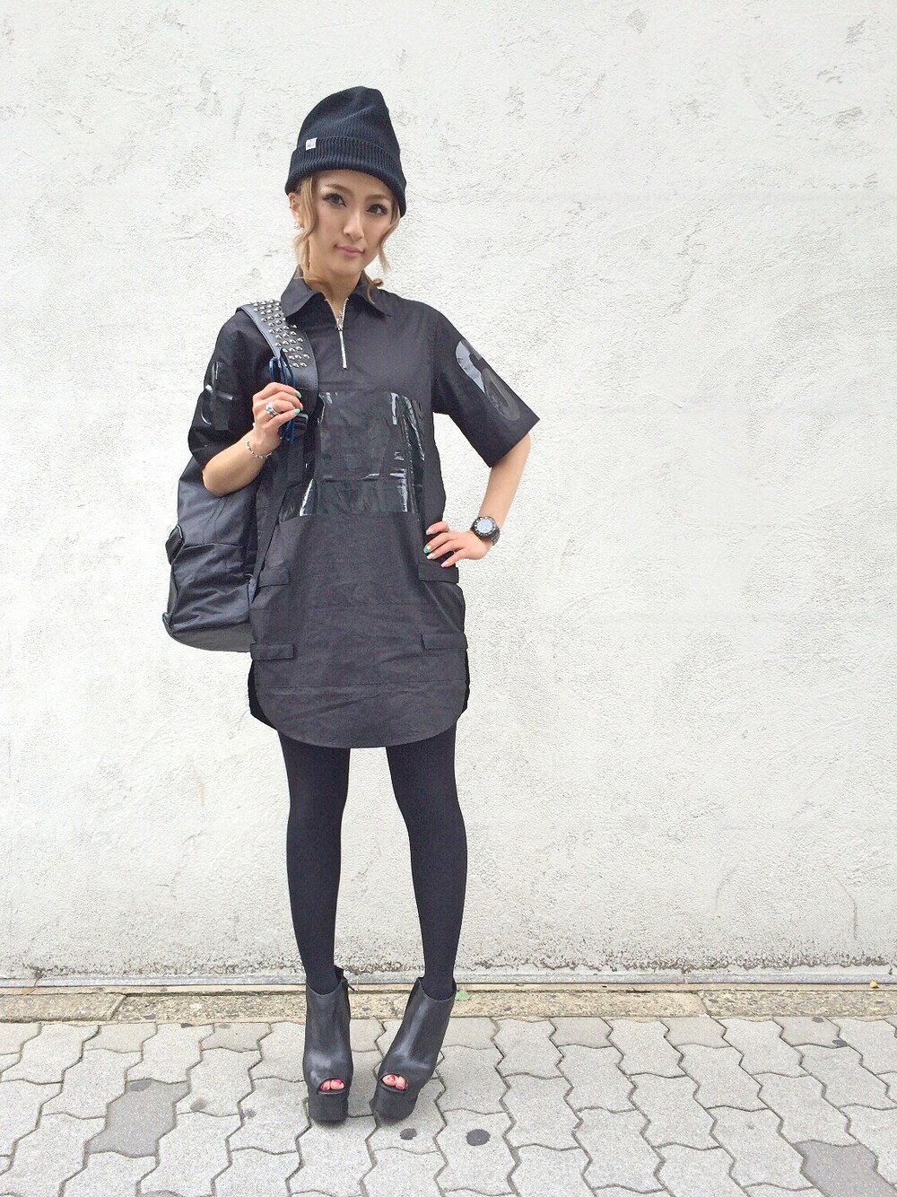 「オールブラック、LHP、ポロシャツ、HOOD BY AIR、hba、厚底サンダル、JEFFREY CAMPBELL」｜「Jeffrey CampbellのJeffrey Campbell
SKATE シューズ
（ブーティ、ブラック系）」を使った、hanae maruiさん（レディース・155cm）の春コーディネートの1枚目の写真
