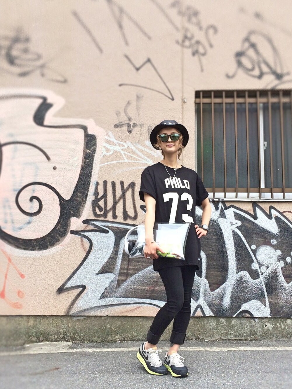 「クラッチBAG、ストリート、サングラス、お気に入りTシャツ、エアマックス、バケット、クリアバッグ、帽子×メガネ、LES (ART)ISTS」｜「L.H.PのLHP/エルエイチピー/LES(ART)ISTS/レスアーティスト/PHILO73　T-Shitrs（Tシャツ/カットソー、ブラック系）」を使った、hanae maruiさん（レディース・155cm）の春コーディネートの1枚目の写真
