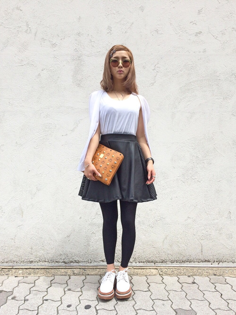 「サングラス、LHP、サーキュラースカート、クラッチ、MCM、super、MM6、JEFFREY CAMPBELL、ワンポケT」｜「L.H.PのLHP/エルエイチピー/MCM/エムシーエム/DOCUMENTBAG　STUDS（クラッチバッグ、ブラウン系）」を使った、hanae maruiさん（レディース・155cm）の春コーディネートの1枚目の写真