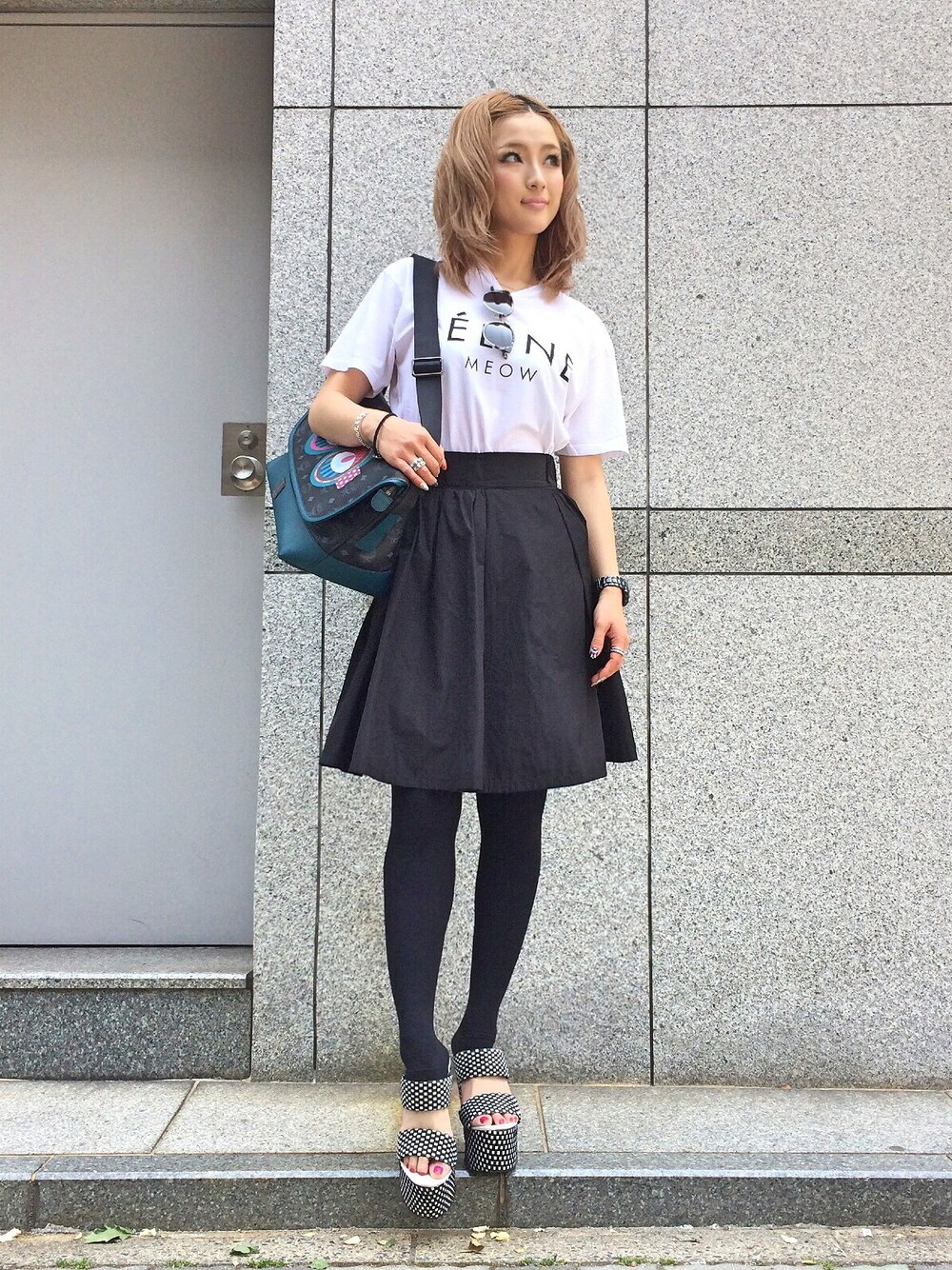 「LHP、MCM、ひざ丈スカート、BLTEE、ウォーキングスタイル、メッセンジャーバッグ、白Tシャツ、adsr」｜「L.H.PのLHP/エルエイチピー/BLTEE/ビーエルティー/FELINE TEE SIZE S（Tシャツ/カットソー、ホワイト系）」を使った、hanae maruiさん（レディース・155cm）の夏コーディネートの1枚目の写真