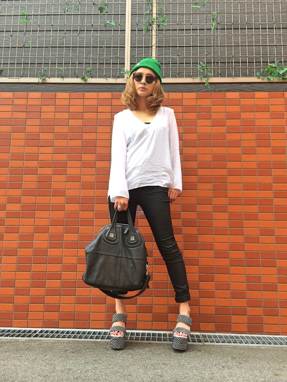 「ニット帽、サングラス、GIVENCHY、休日スタイル、黒スキニー、白Tシャツ、ナイチンゲール、サロン帰り」｜「L.H.PのLHP/エルエイチピー/LEE/リー/JEGGINGS　SKINNY PANTS（デニムパンツ、ブラック系）」を使った、hanae maruiさん（レディース・155cm）の夏コーディネートの1枚目の写真