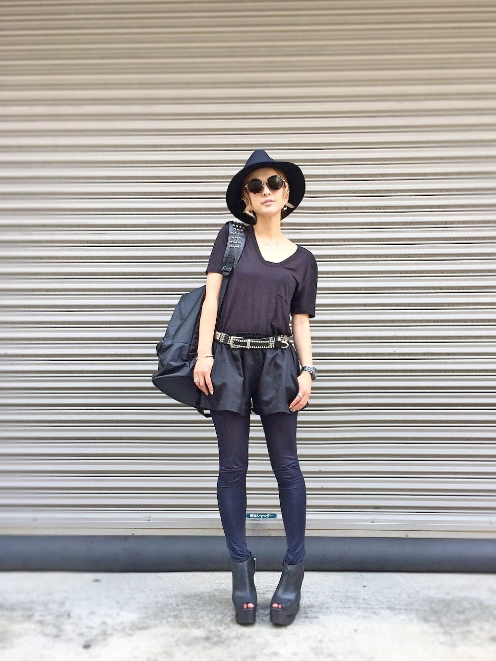「バックパック、オールブラック、ハット、Alexander Wang、金髪、丸サングラス、JEFFREY CAMPBELL、adsr、海外セレブ風」｜「L.H.PのLHP/エルエイチピー/MEMENTISM/メメンティズム・メメントイズム/STAR P（バックパック/リュック、ブラック系）」を使った、hanae maruiさん（レディース・155cm）の夏コーディネートの1枚目の写真