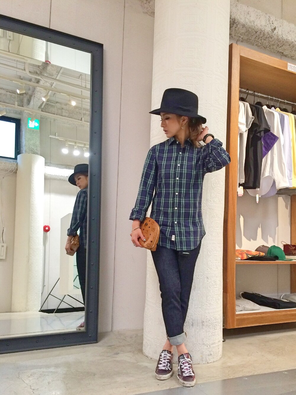「スニーカー、チェックシャツ、GOLDEN GOOSE、ハット、MCM、DSQUARED2、Todd Snyder」｜「L.H.PのGOLDEN GOOSE（スニーカー、ピンク系）」を使った、hanae maruiさん（レディース・155cm）の夏コーディネートの1枚目の写真