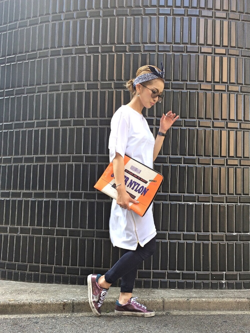 「スニーカー、クラッチバッグ、GOLDEN GOOSE、LHP、バンダナ、シャツワンピ、RAF SIMONS、Tシャツワンピ」｜「L.H.PのLHP/エルエイチピー/RAFSIMONS/ラフシモンズ/DOCUMENT SUPER NYLON（クラッチバッグ、オレンジ系）」を使った、hanae maruiさん（レディース・155cm）の夏コーディネートの1枚目の写真